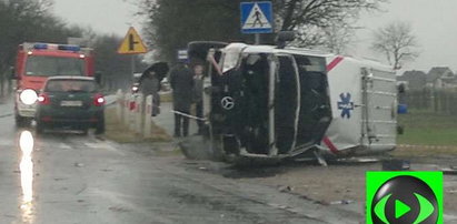 Wypadek karetki. Nieśli pomoc, dachowali