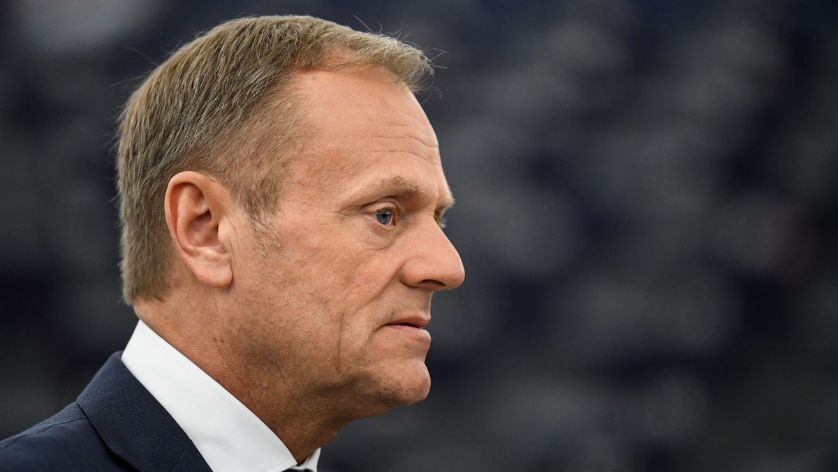 Przewodniczący Rady Europejskiej Donald Tusk powiedział dziś dziennikarzom, że w poniedziałek stawi się jako świadek w sądzie. Pytany, czy obawia się aresztowania, odpowiedział, że nie ma w zwyczaju skarżyć się na swój los. Zaznaczył, że dziś o PiS sądzi się w Europie, że to mściwa partia.