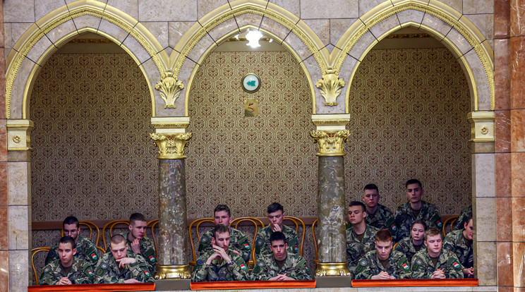 Egyenruhás katonák az Oszággyűlésen /fotó: Zsolnai Péter