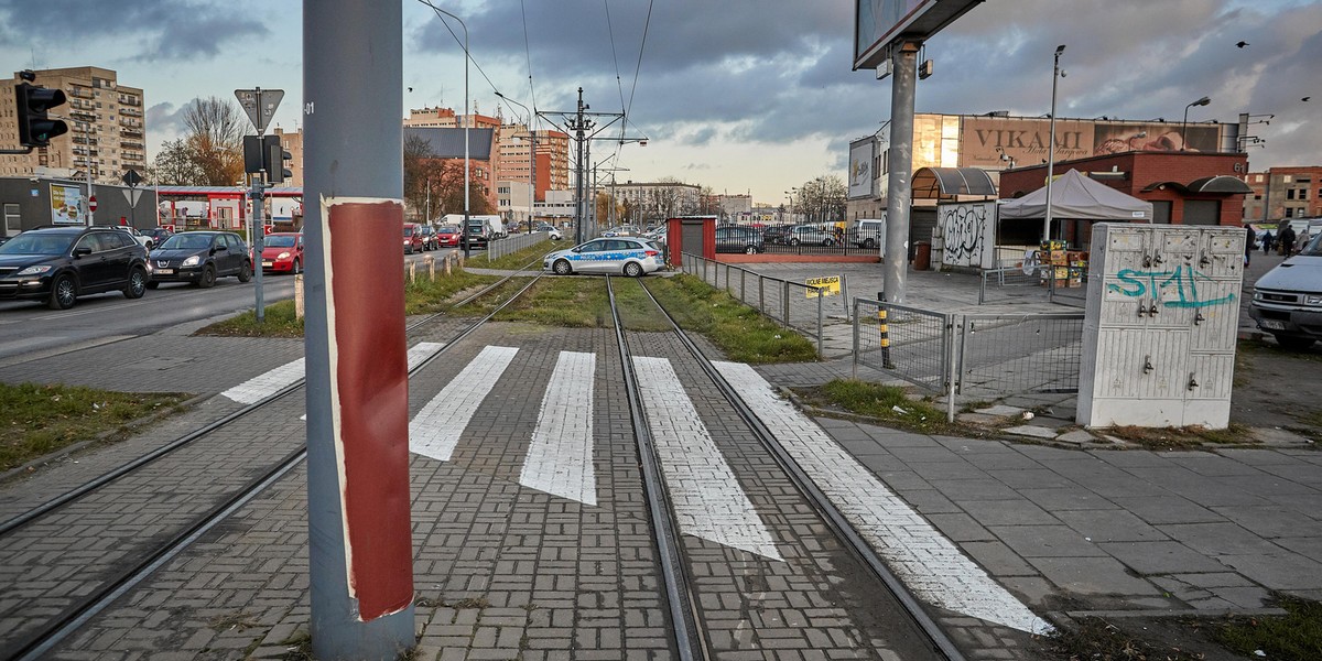 W Łodzi na torach tramwajowych przy ul. Dobrej leżały betonowe płyty