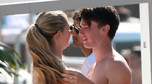 Patrick Schwarzenegger  flirtuje z piękną blondynką. Szczęściarz z niego!