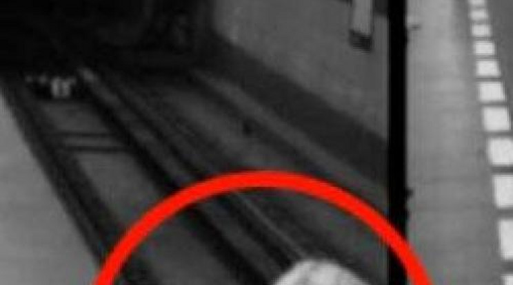 Metrószerelvény elé esett egy nő - videó