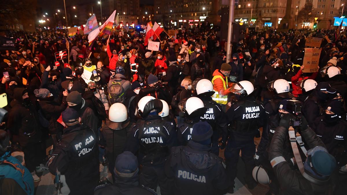 Strajk Kobiet. Warszawa: interwencje policji w trakcie protestu