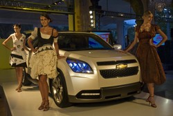 Dziewczyny i Chevrolety prosto z Paryża