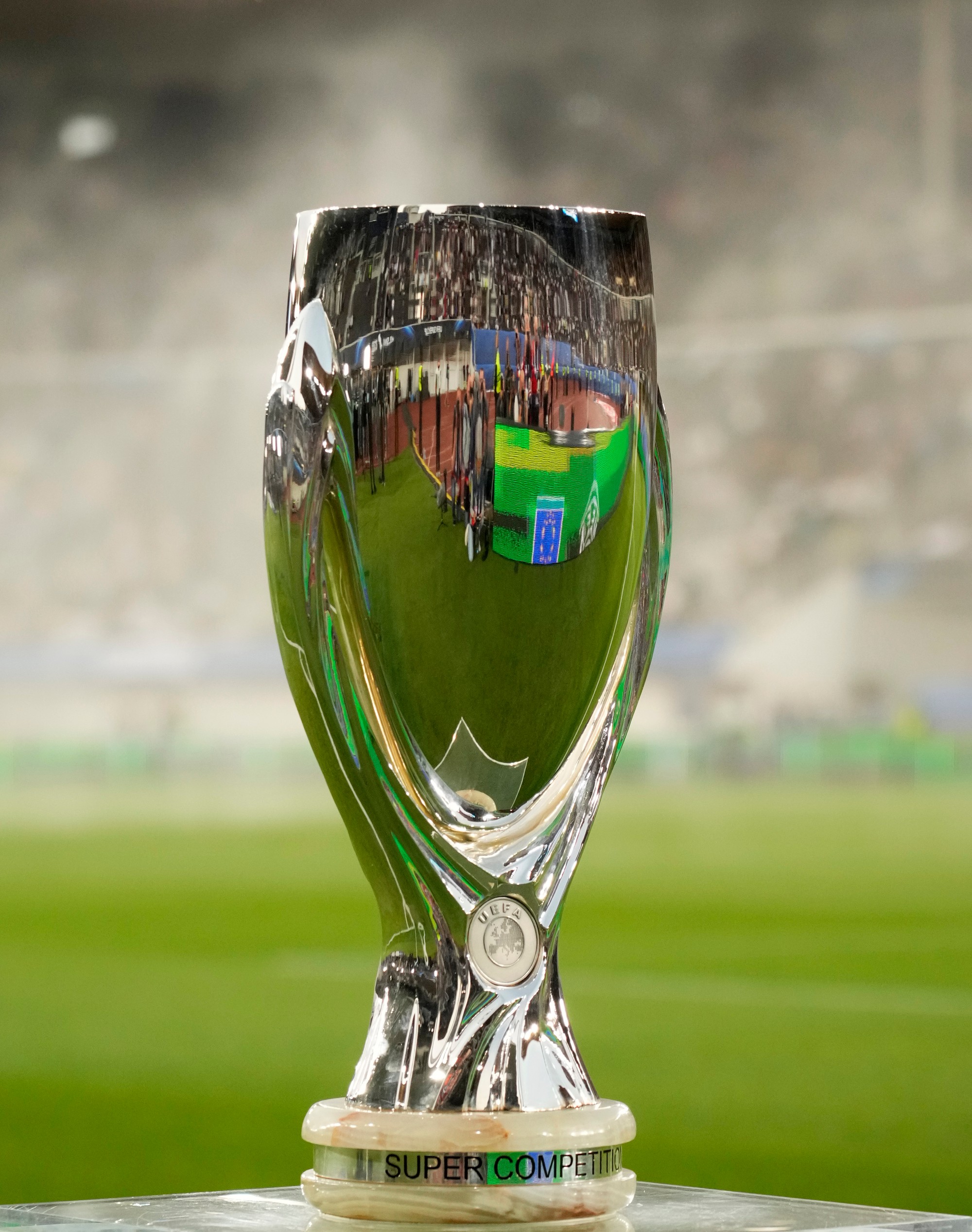 Trofej pre víťaza pred začiatkom zápasu európskeho Superpohára UEFA Real Madrid - Eintracht Frankfurt.