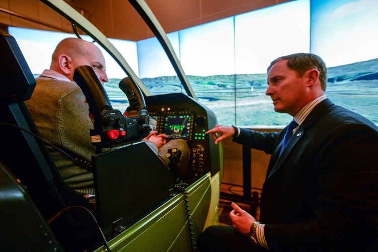 AH-1Z jest silnie uzbrojony i opancerzony
 oraz wyposażony w nowoczesne systemy samoobrony zapewniające identyfikację celu w dzień i w nocy, w dowolnych warunkach pogodowych.
<br>
<b>Na zdjęciu:<b> Prezentacja kokpitu śmigłowca Bell Helicopter AH-1Z Viper  <br><br>(mo/cat) (obm/cat) PAP/Marcin Obara