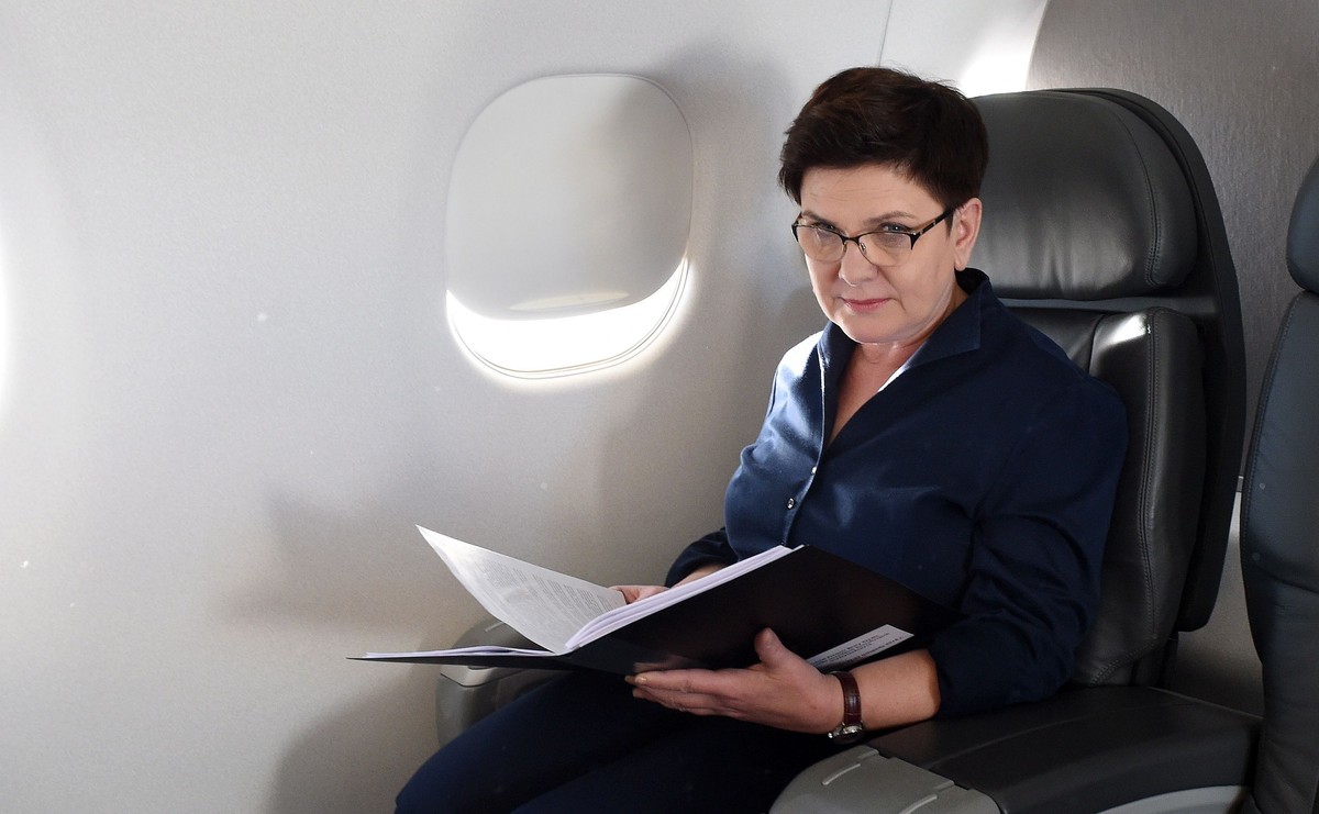 Premier Beata Szydło na pokładzie rządowego embraera 175