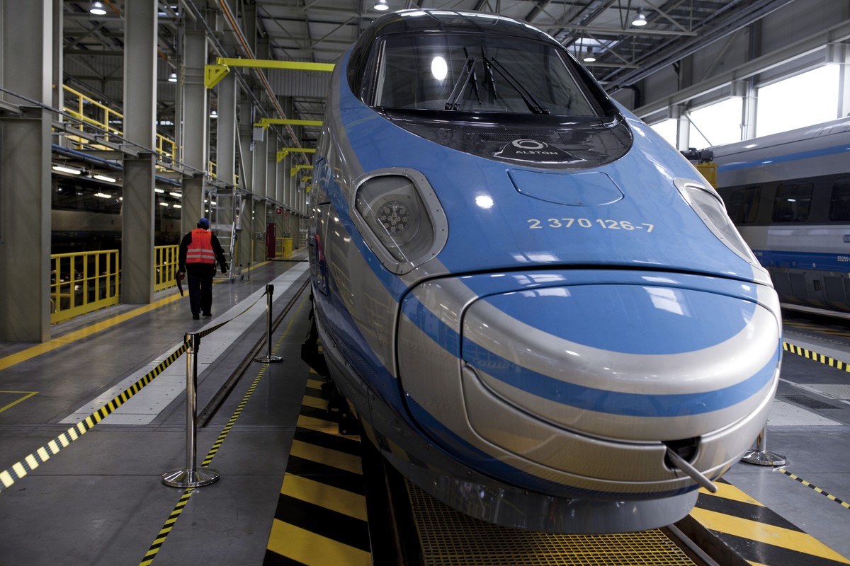 Pociąg Pendolino w barwach PKP Intercity w stacji serwisowej Alstomu, 6.02.2015