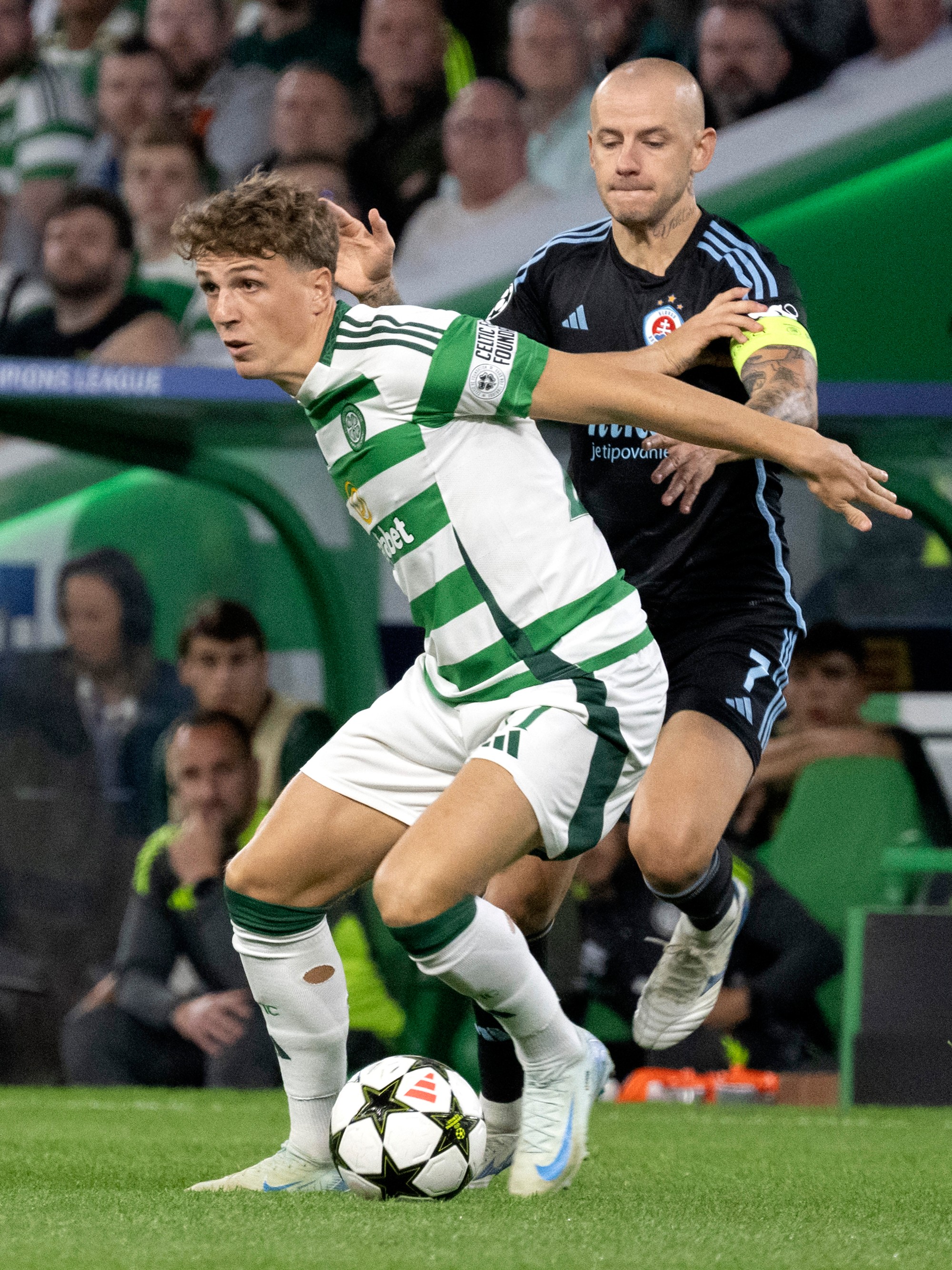 Kapitán ŠK Slovan Bratislava Vladimír Weiss ml. (vpravo) a Arne Engels zo Celticu Glasgow.