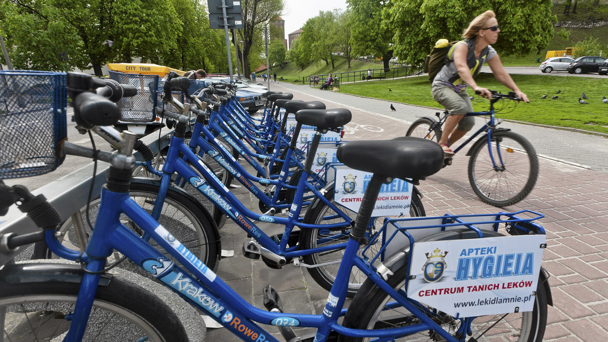 Po kilku tygodniach zakończyły się w końcu testy systemu KMK Bike. Mieszkańcy Krakowa i turyści mogą korzystać z trzech stacji wypożyczającej w sumie ok. 30 rowerów miejskich.