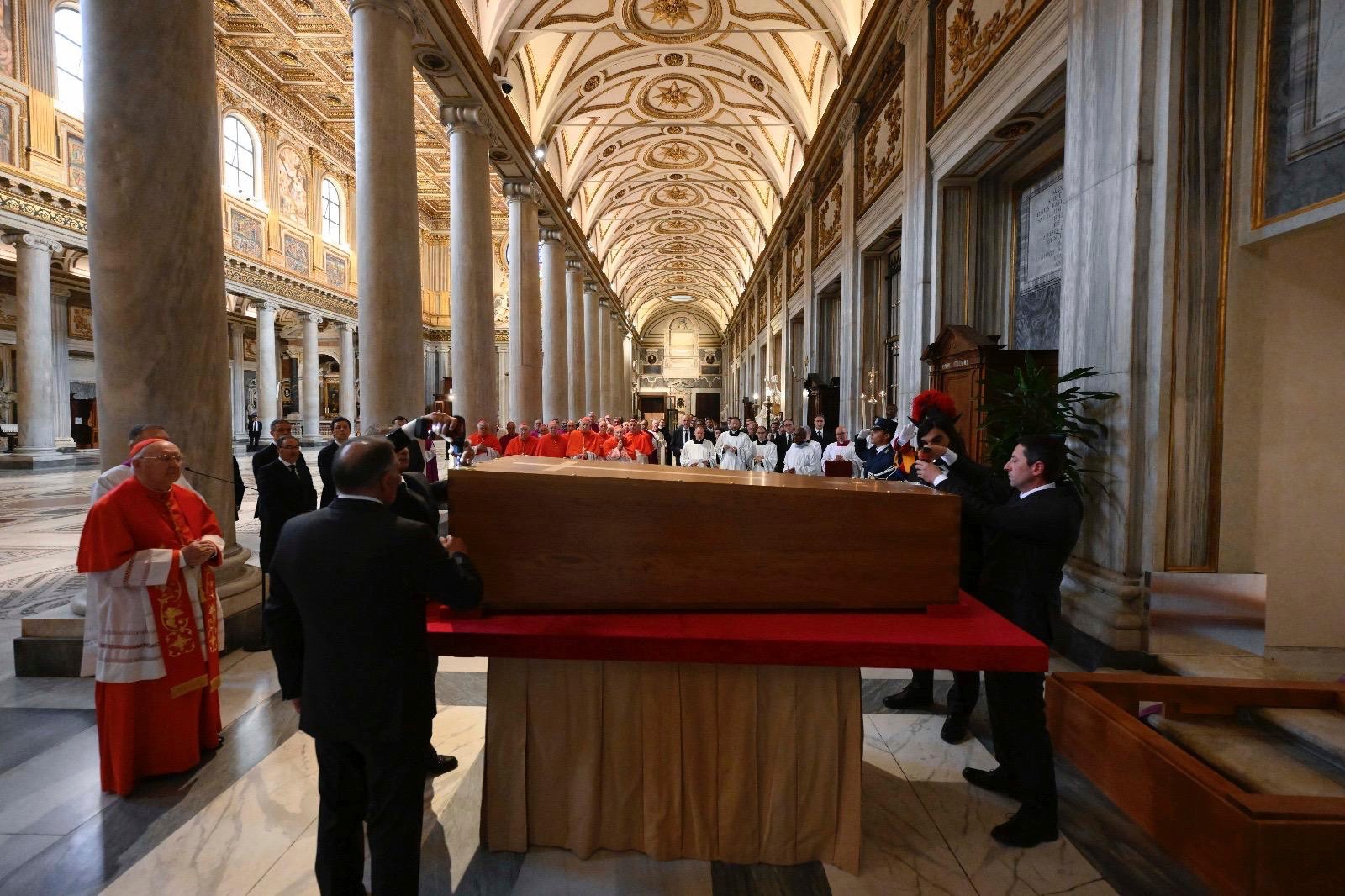 Neverejný pohreb pápeža Františka viedol kardinál a camerlengo Kevin Farrell. 