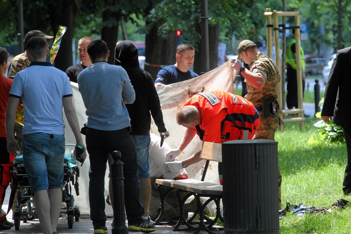 Akcja ratowników po samopodpaleniu pod kancelarią premiera