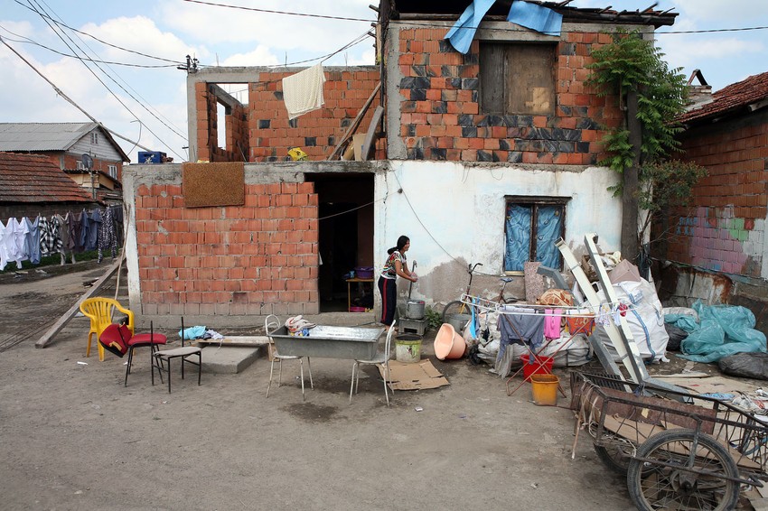 U studiji se ukazuje da mnoge porodice žive u naseljima bez osnovnih uslova, gde je učenje gotovo nemoguće
