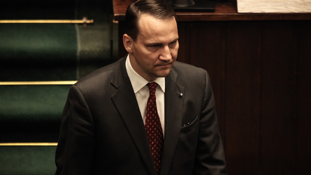 Radosław Sikorski leci w środę na Ukrainę. Odwiedzi Kijów i Moskwę. Nieaktualne jest natomiast spotkanie polskiego ministra z szefem rosyjskiego MSZ Siergiejem Ławrowem, do którego miało dojść w Hadze. Jak poinformował Sikorski, Ławrow "wyszedł podczas wystąpienia szefa ukraińskiego MSZ i nie wrócił".