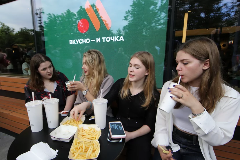 Rosyjska wersja McDonald's  w dniu otwarcia sprzedała 120 tys. hamburgerów