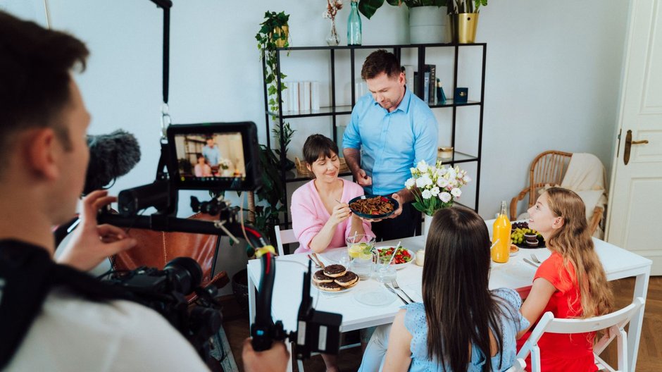 Umowa z producentem filmu lub reklamy. Licencja czy umowa o przeniesienie autorskich praw majątkowych – co wybrać?