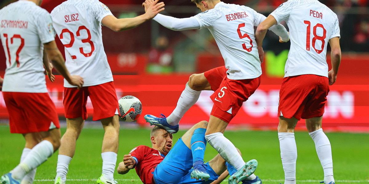 Jan Bednarek w trakcie meczu z Czechami kopnął w głowę Tomasa Soucka.