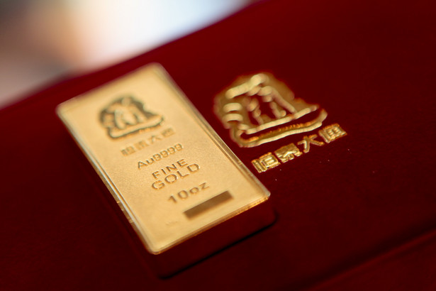 Sztabka złota na wystawie w sklepie w Pekinie.