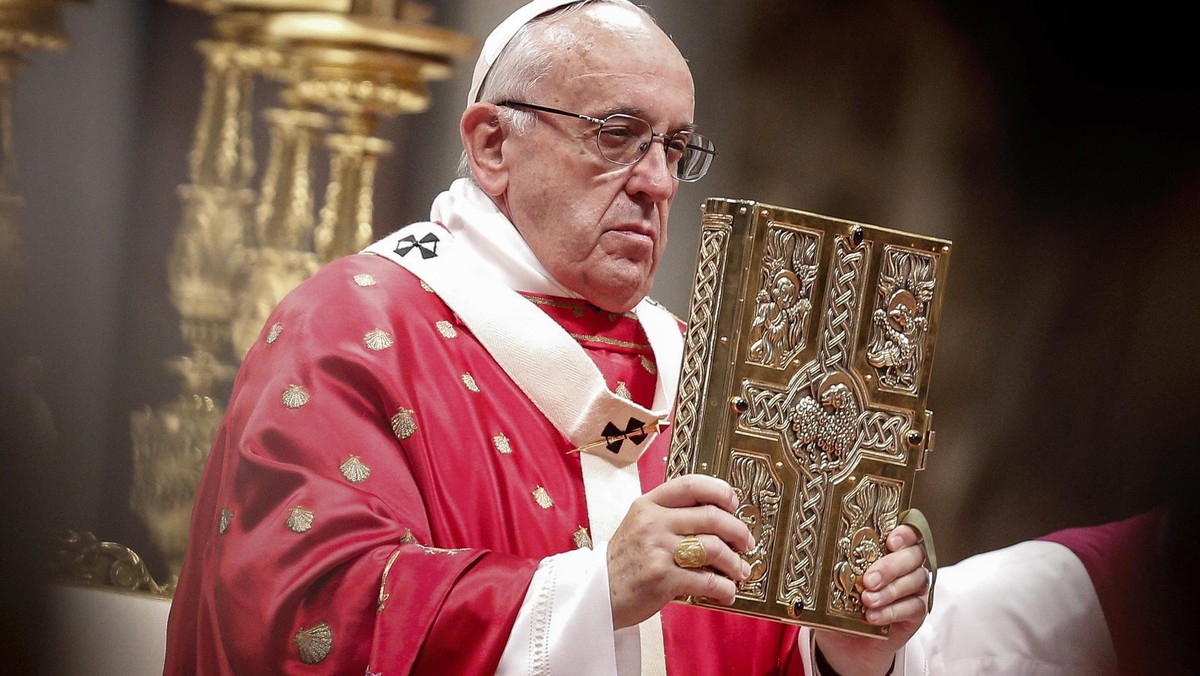 Wobec islamskiego terroryzmu należy zastanowić się nad tym, jak zbyt zachodni model demokracji eksportowano do takich krajów, jak Irak- powiedział papież Franciszek gazecie "La Croix". Dodał, że nie można w sposób irracjonalny otwierać drzwi przed migrantami.