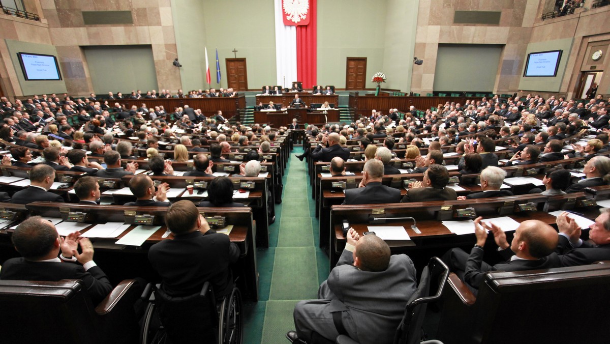 Przez Sejm przewinął się prawdziwy legion celebrytów. Trafić tam chciała także była minister, choć znana jest głównie z tego, że schudła, przefarbowała włosy i odpadła z "Tańca z gwiazdami". Kilku innych wywołało spore skandale. Jeden z nich dobijał się nawet kiedyś do pokoju pewnej urodziwej posłanki. Oto lista zaskakujących sław z polskiego parlamentu.