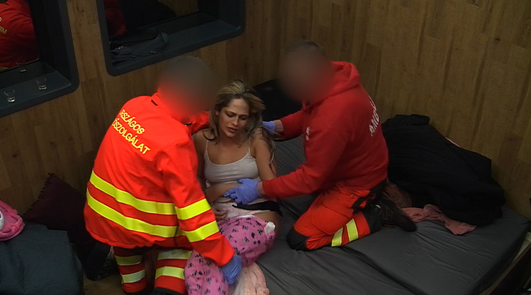 A mentők helyére rakták a sérült vállat és rögzítették is/Fotó: RTL Klub