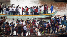 Katasztrófa Bangladesben: több tucatnyi emberrel a fedélzetén süllyedt el egy komp, rengetegen fulladtak vízbe – megrázó fotók