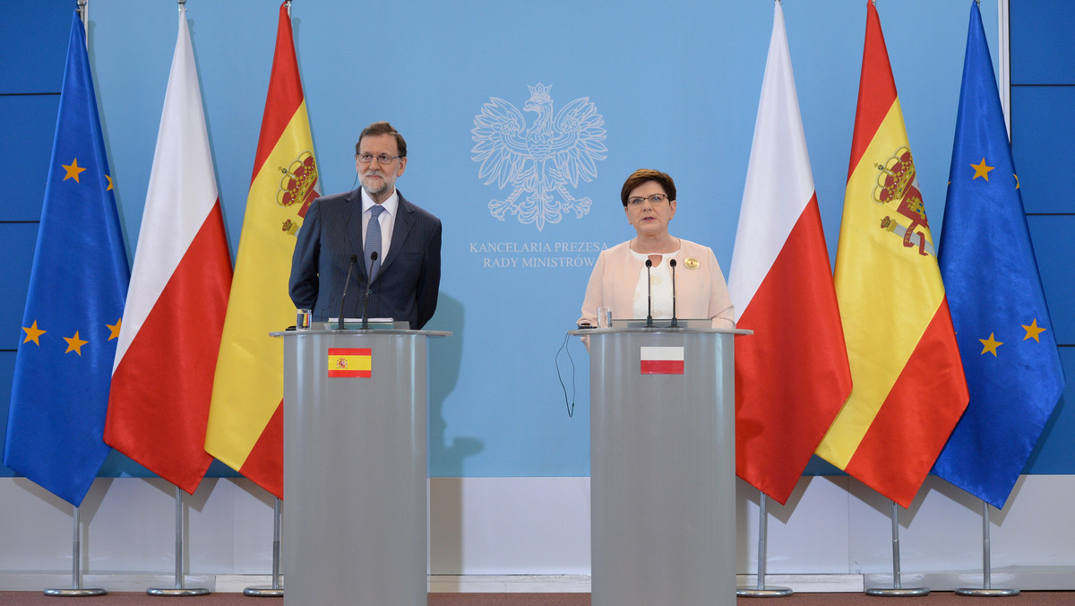 Polska i Hiszpania mają zbliżone spojrzenie na kwestie dotyczące budowy silnej, skutecznej oraz bliskiej obywatelom Unii Europejskiej - podkreśliła premier Beata Szydło podczas wspólnej konferencji prasowej z premierem Hiszpanii Mariano Rajoyem.