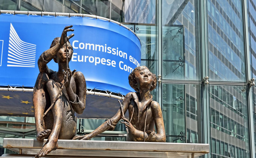 Komisja odrzuciła pomysł renegocjacji traktatu regulującego brexit, ale zgodziła się na zawieszenie działań prawnych.