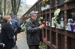 Prezydent Komorowski na Powązkach: zachęca do ofiarności