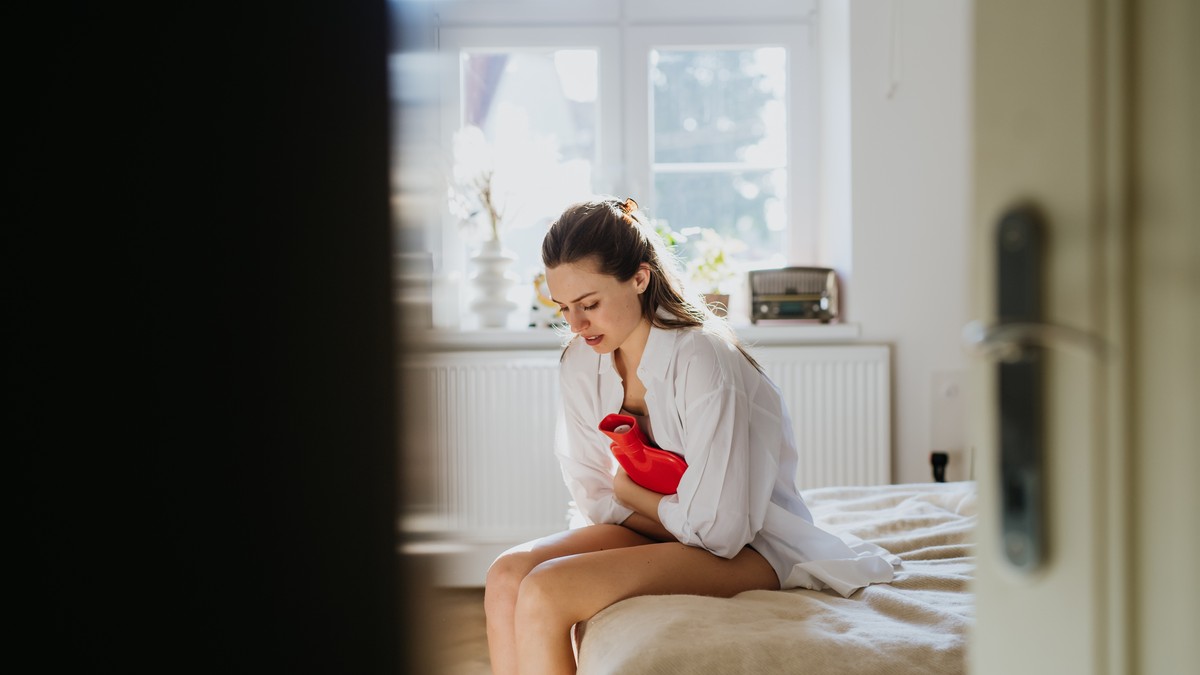 Pojava tamnih ugrušaka tokom menstruacije može biti normalna, ali i znak hroničnih ginekoloških oboljenja kao što je endometrioza