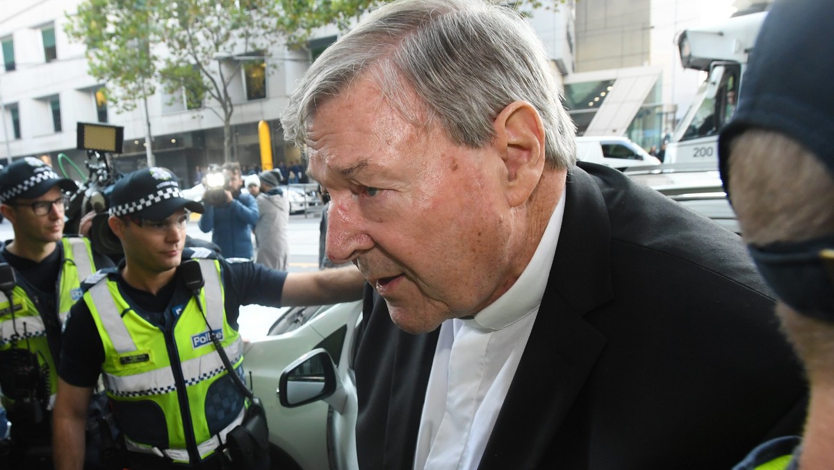 Kardynał George Pell stanie przed sądem oskarżony o przynajmniej jeden przypadek molestowania seksualnego - orzekła sędzia sądu magistrackiego w Melbourne Belinda Wallington. Sędzia oddaliła część pozostałych zarzutów przeciwko kardynałowi.