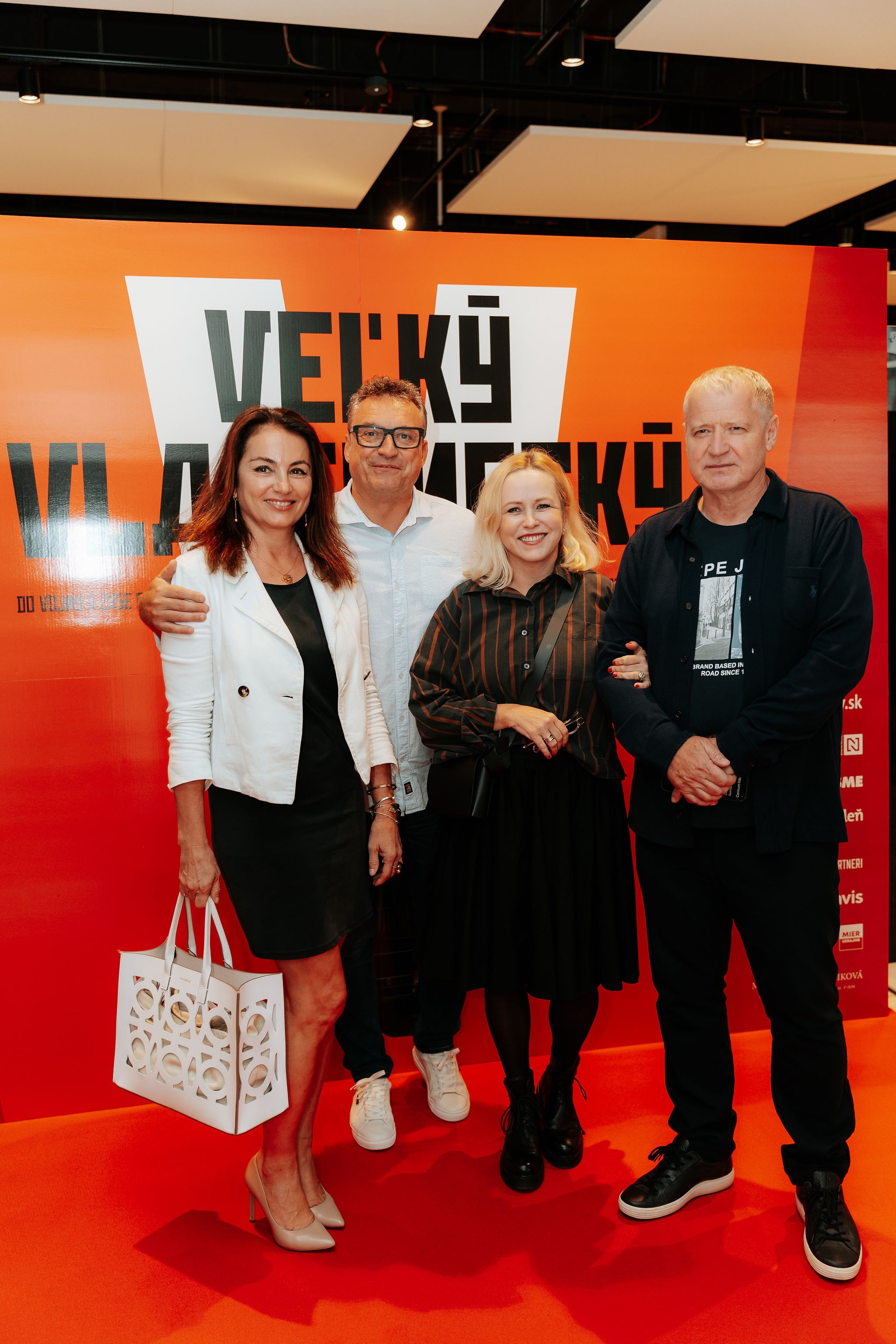 Herečka Michaela Čobejová s manželom Ivanom a moderátor Marcel Forgáč s partnerkou Christianou.