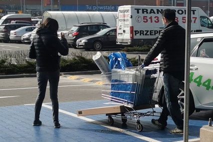 Tłumy w marketach budowlanych i sklepach meblarskich. Tak wyglądają zakupy tuż przed lockdownem