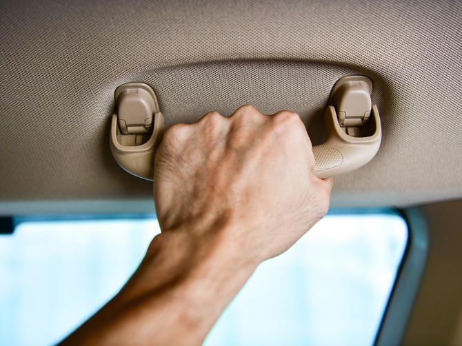Ručka iznad sedišta u automobilu ne služi za pridržavanje tokom brze vožnje
