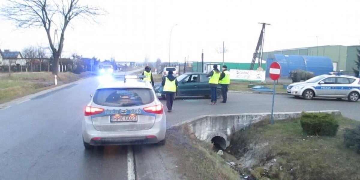 Citroen potrącił 4 młodych mężczyzn w Kawęczynie Sędziszowskim