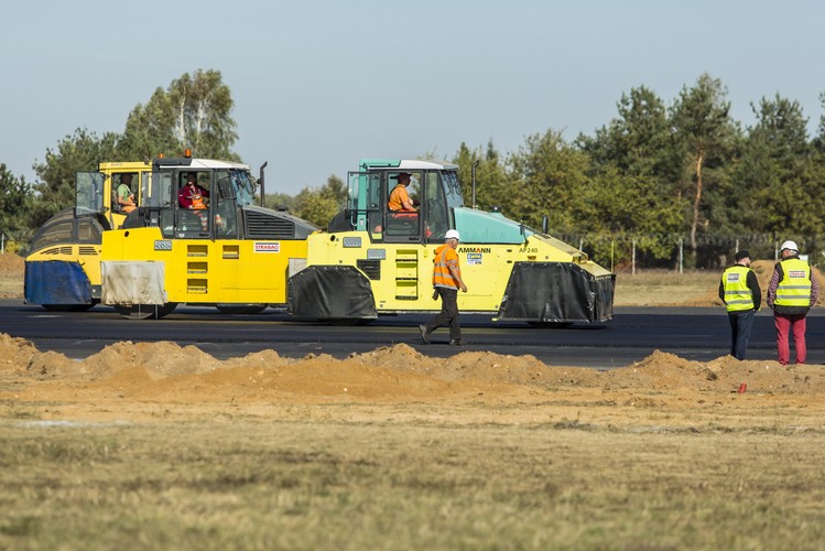 Modernizacja drogi startowej Portu Lotniczego Poznań-Ławica <br><br> (bj/mr) PAP/Bartosz Jankowski