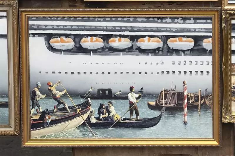 Banksy pokazał &quot;Venice in oil&quot; na Biennale Sztuki w Wenecji