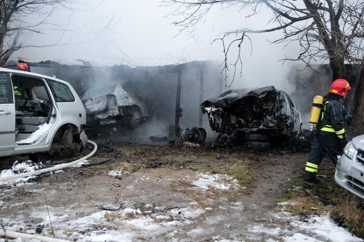 Ogromny pożar w hali przy ul. Jagiellońskiej. Z ogniem walczy 16 zastępów straży 