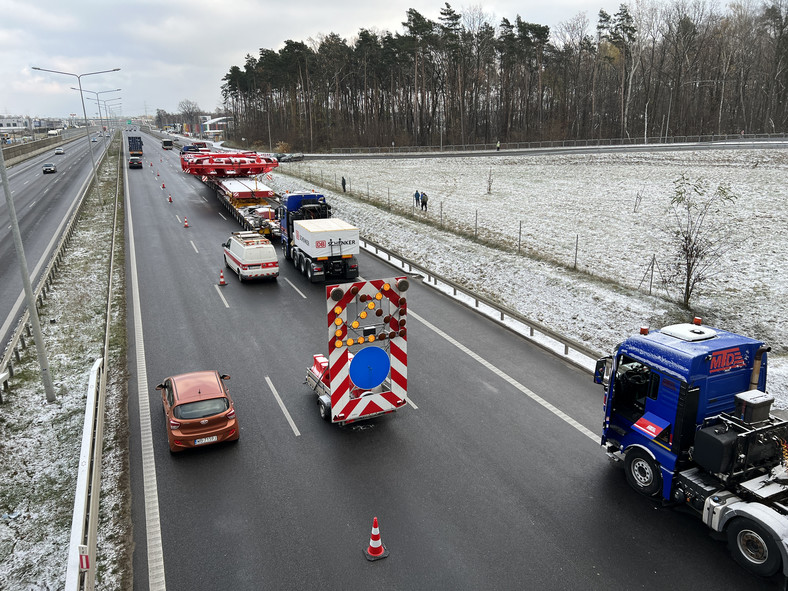 Transport gigantycznej maszyny czeka przed wjazdem do Warszawy na drodze ekspresowej S8 w pobliżu węzła Janki