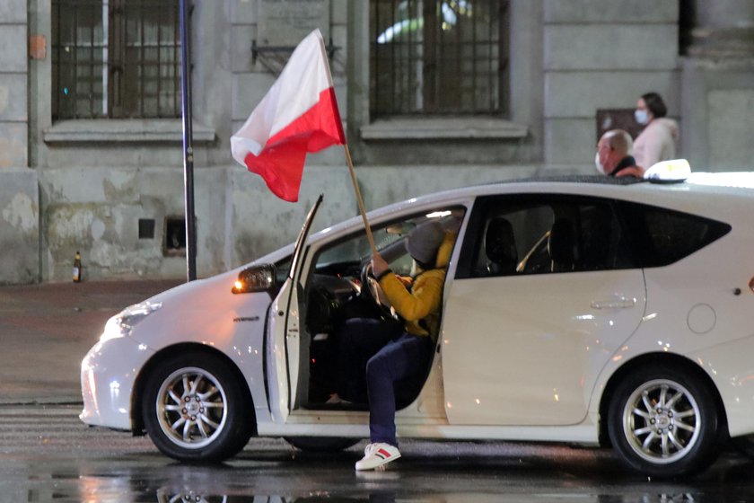 Emocje sięgają zenitu. Masowe protesty po wyroku ws. aborcji kontra apel premiera