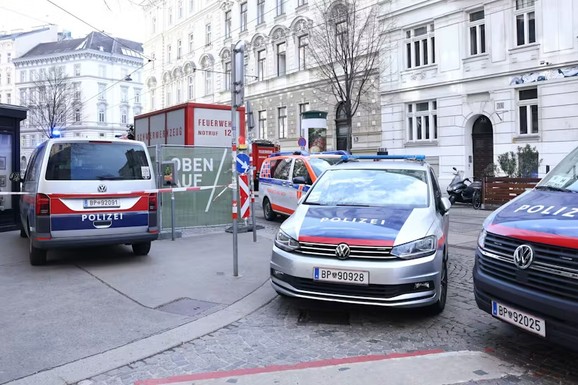 U JEZIVOJ TRAGEDIJI STRADAO I NOVOPAZARAC?! Novi detalji velike nesreće na gradilištu u Beču: Obrušila se skela, više radnika ostalo zatrpano pod ruševinama!