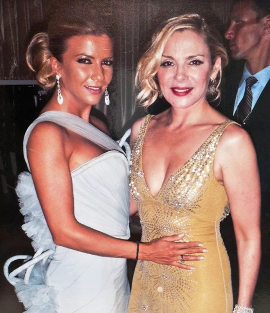 Kreatorka u društvu glumice Kim Katral na premijeri filma „Seks i grad 2“