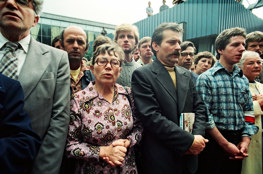 Anna Walentynowicz i Lech Wałęsa  podczas mszy w stoczni w 1980 r.