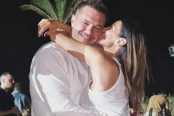 Razvela se od fudbalera, odrekla se imovine, a sad sa BIZNISMENOM SLAVI 11 GODINA BRAKA Uživaju na Mikonosu, od luksuza "bole oči"