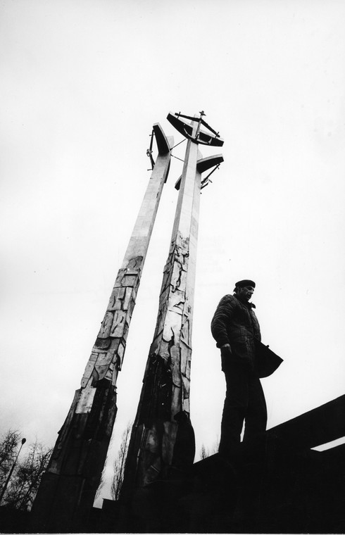 Gdańsk, listopad 1980 roku. Budowa Pomnika Poległych Stoczniowców 1970 niedaleko miejsca, gdzie padli trzej pierwsi zabici stoczniowcy wychodzący ze Stoczni Gdańskiej