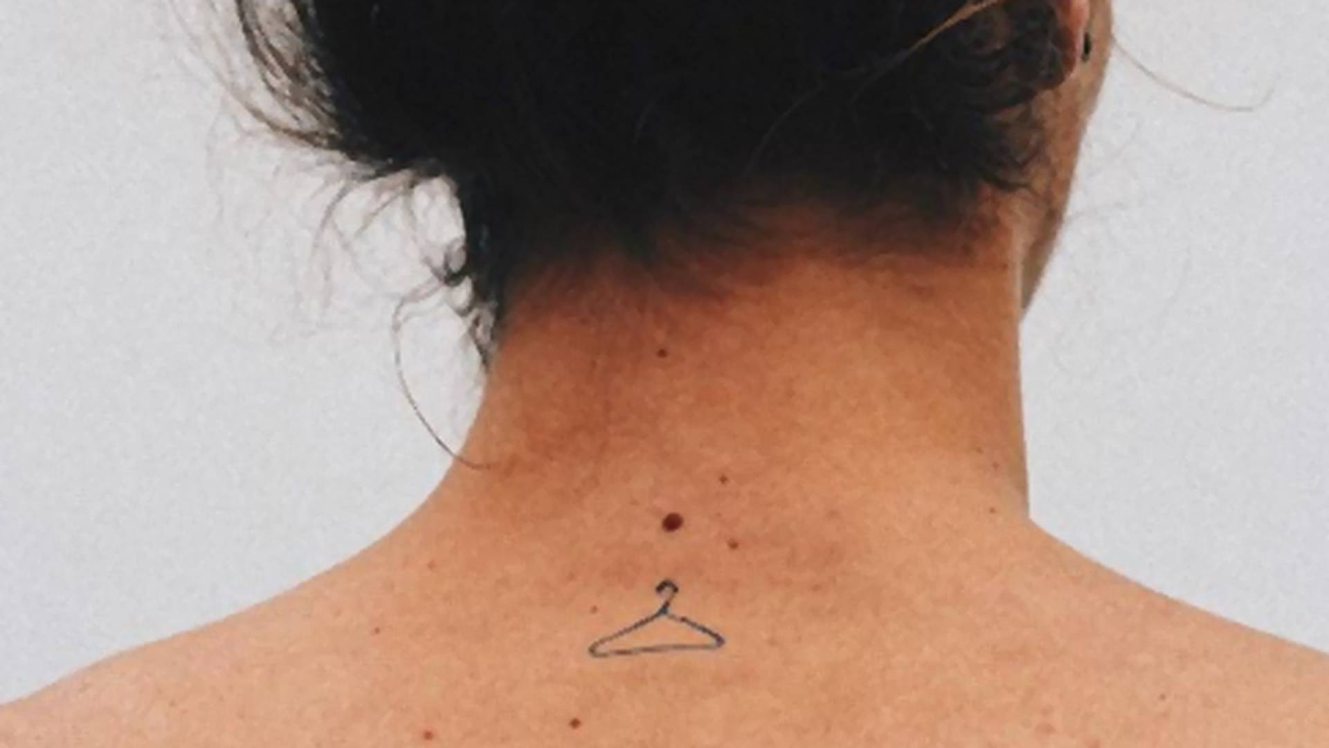 Sve više ljudi tetovira vešalicu - a poruka je mnogo mračnija nego što mislite