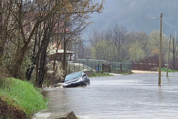 VOZAČ OSTAO ZAGLAVLJEN U POTOPLJENOM AUTU KOD POŽEGE Proglašena vanredna odbrana od poplava, na ovoj reci vodostaj će JOŠ DA RASTE: Opasnost od klizišta sve veća