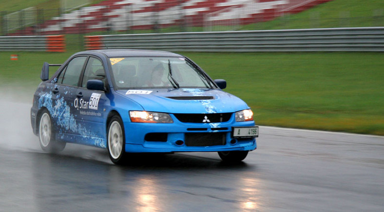 Autodrom Most: sportowe rakiety w deszczu (fotogaleria)