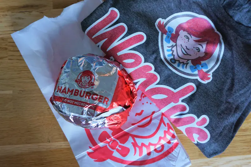 Oprócz burgera, chętni mogli kupić sobie również firmową koszulkę Wendy&#39;s