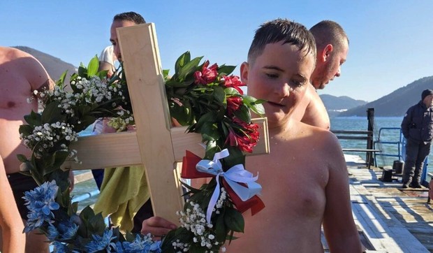 Ognjen prvi doplivao do Časnog krsta na Zlatarskom jezeru